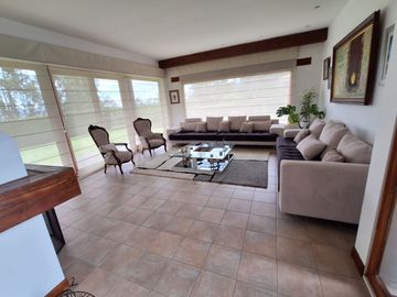 Casa 463 m2. + Terreno 3.103 m2. (Sector Pifo)