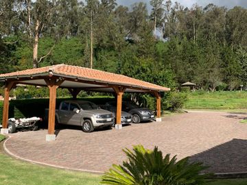 Casa 463 m2. + Terreno 3.103 m2. (Sector Pifo)