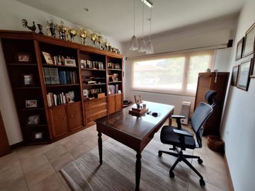 Casa 463 m2. + Terreno 3.103 m2. (Sector Pifo)