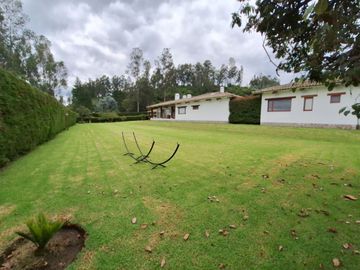 Casa 463 m2. + Terreno 3.103 m2. (Sector Pifo)