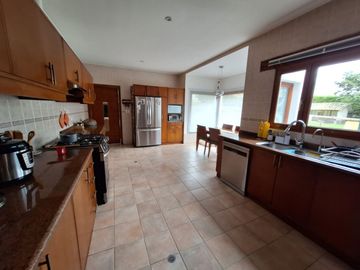 Casa 463 m2. + Terreno 3.103 m2. (Sector Pifo)