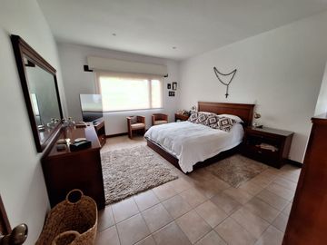 Casa 463 m2. + Terreno 3.103 m2. (Sector Pifo)