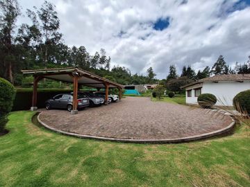 Casa 463 m2. + Terreno 3.103 m2. (Sector Pifo)
