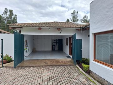 Casa 463 m2. + Terreno 3.103 m2. (Sector Pifo)