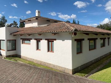 Casa 463 m2. + Terreno 3.103 m2. (Sector Pifo)