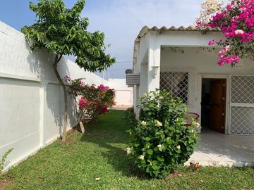 Salinas Vendo hermosa casa de 1 planta  (J Luna)