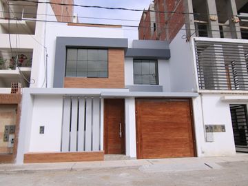 HERMOSA CASA DE ESTRENO CON PISCINA EN VENTA - URB. MIRAFLORES COUNTRY CLUB 1 - PIURA
