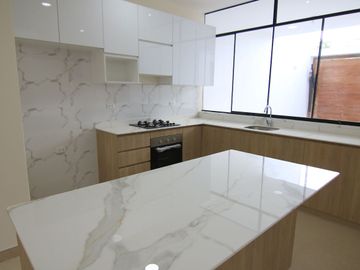 HERMOSA CASA DE ESTRENO CON PISCINA EN VENTA - URB. MIRAFLORES COUNTRY CLUB 1 - PIURA