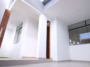 HERMOSA CASA DE ESTRENO CON PISCINA EN VENTA - URB. MIRAFLORES COUNTRY CLUB 1 - PIURA