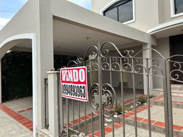 VENDO HERMOSA CASA EN LOS PARQUES