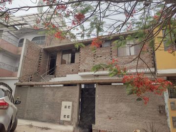 OPORTUNIDAD !! Amplia Casa En Venta !!! A La Altura De La Cdra. 18 De Av. Gran Chimú
