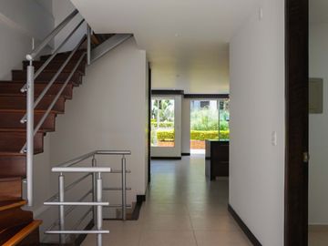 Exclusiva casa contemporanea en Alcaravan Conjunto Cerrado. Pinares. Pereira - Colombia.