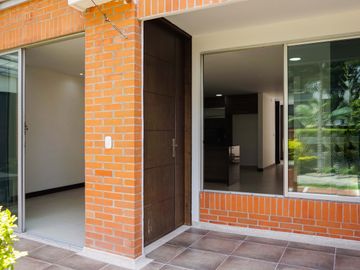 Exclusiva casa contemporanea en Alcaravan Conjunto Cerrado. Pinares. Pereira - Colombia.
