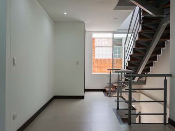 Exclusiva casa contemporanea en Alcaravan Conjunto Cerrado. Pinares. Pereira - Colombia.