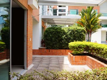 Exclusiva casa contemporanea en Alcaravan Conjunto Cerrado. Pinares. Pereira - Colombia.