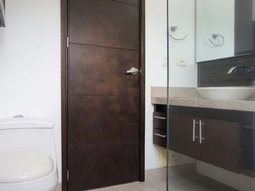 Exclusiva casa contemporanea en Alcaravan Conjunto Cerrado. Pinares. Pereira - Colombia.