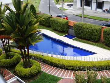 Exclusiva casa contemporanea en Alcaravan Conjunto Cerrado. Pinares. Pereira - Colombia.