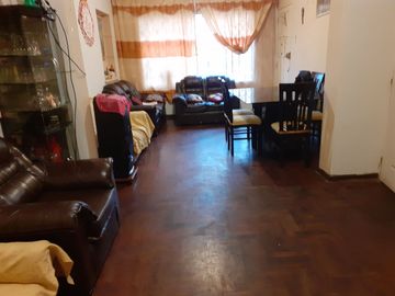 Se Vende Casa en primer piso, frente a parque