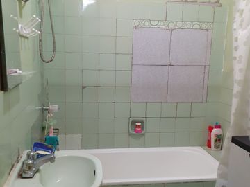 Se Vende Casa en primer piso, frente a parque