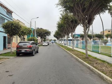 Se Vende Casa en primer piso, frente a parque