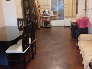 Se Vende Casa en primer piso, frente a parque