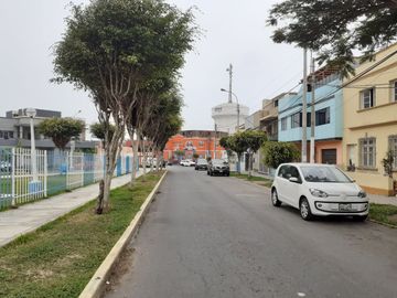 Se Vende Casa en primer piso, frente a parque