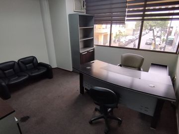 En alquiler oficina Semi amoblada en centro de Guayaquil. (PATRICIA)