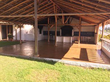 HERMOSA QUINTA EN CHECA