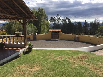 HERMOSA QUINTA EN CHECA