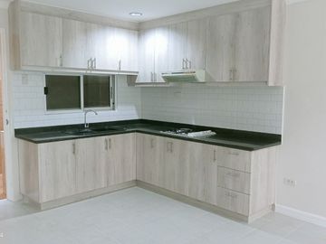 HOUSE and LOT FOR SALE NEAR IT PARK