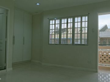 HOUSE and LOT FOR SALE NEAR IT PARK