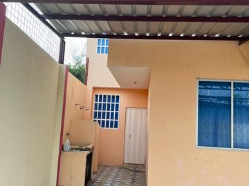 CASA EN VENTA A POCOS METROS DEL MALECÓN DE CRUCITA