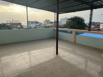 CASA EN VENTA A POCOS METROS DEL MALECÓN DE CRUCITA