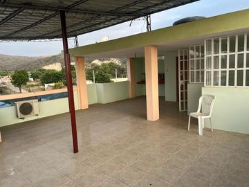 CASA EN VENTA A POCOS METROS DEL MALECÓN DE CRUCITA