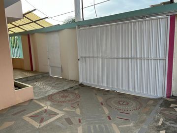 CASA EN VENTA A POCOS METROS DEL MALECÓN DE CRUCITA