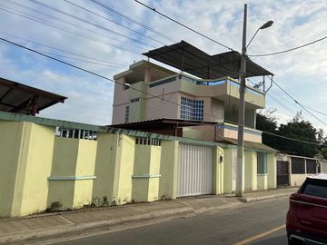 CASA EN VENTA A POCOS METROS DEL MALECÓN DE CRUCITA
