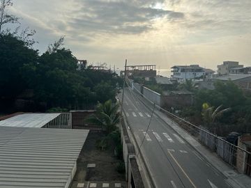 CASA EN VENTA A POCOS METROS DEL MALECÓN DE CRUCITA