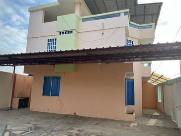 CASA EN VENTA A POCOS METROS DEL MALECÓN DE CRUCITA