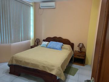 CASA EN VENTA A POCOS METROS DEL MALECÓN DE CRUCITA