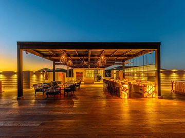 Departamento con roof común con vista al mar, alberca, jacuzzi y gym, en venta, Corredor Turístico, San José del Cabo.