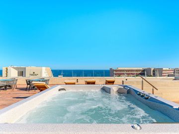 Departamento con roof común con vista al mar, alberca, jacuzzi y gym, en venta, Corredor Turístico, San José del Cabo.