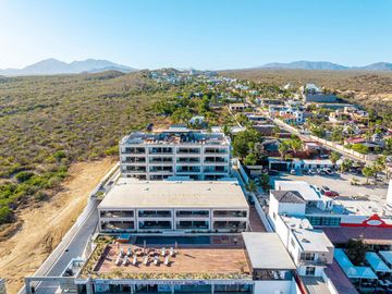 Departamento con roof común con vista al mar, alberca, jacuzzi y gym, en venta, Corredor Turístico, San José del Cabo.