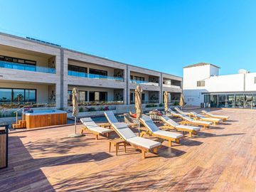 Departamento con roof común con vista al mar, alberca, jacuzzi y gym, en venta, Corredor Turístico, San José del Cabo.