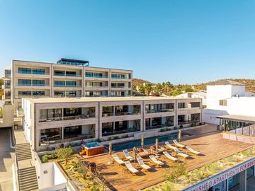 Departamento con roof común con vista al mar, alberca, jacuzzi y gym, en venta, Corredor Turístico, San José del Cabo.
