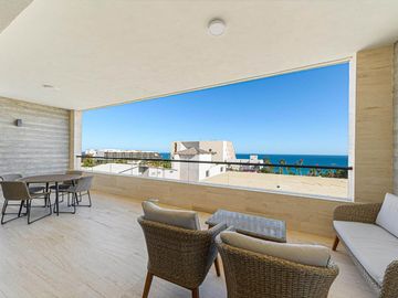 Departamento con roof común con vista al mar, alberca, jacuzzi y gym, en venta, Corredor Turístico, San José del Cabo.