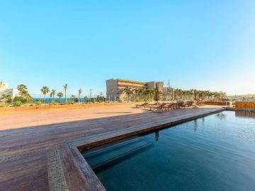 Departamento con roof común con vista al mar, alberca, jacuzzi y gym, en venta, Corredor Turístico, San José del Cabo.
