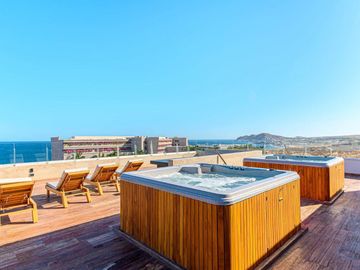 Departamento con roof común con vista al mar, alberca, jacuzzi y gym, en venta, Corredor Turístico, San José del Cabo.