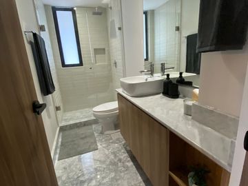 DEPARTAMENTO CON ENORME BALCON EN DEL VALLE CENTRO