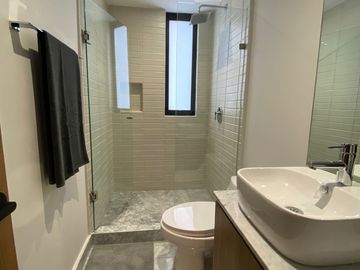 DEPARTAMENTO CON ENORME BALCON EN DEL VALLE CENTRO