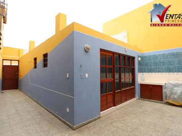 BELLO DEPARTAMENTO EN PRIMER PISO TIPO CASITA 6TA FILA, CON CONCHERA DE 1 DORMITORIO MODERNO, IMPECABLE ACOGEDOR